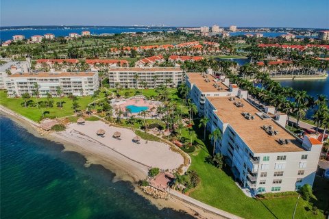 Condo in Saint Petersburg, Florida, 2 bedrooms  № 1129597 - photo 2