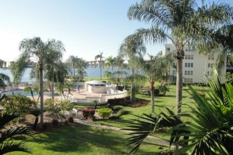 Condo in Saint Petersburg, Florida, 2 bedrooms  № 1129597 - photo 15