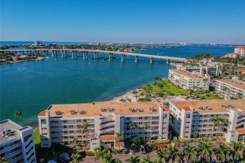 Condo in Saint Petersburg, Florida, 2 bedrooms  № 1129597 - photo 1