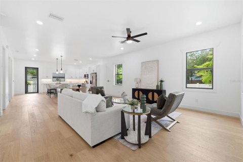 House in Tampa, Florida 5 bedrooms, 246.1 sq.m. № 2395873 - photo 9