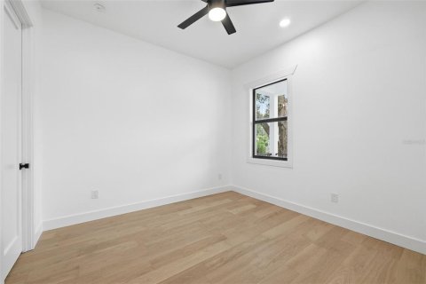 House in Tampa, Florida 5 bedrooms, 246.1 sq.m. № 2395873 - photo 15