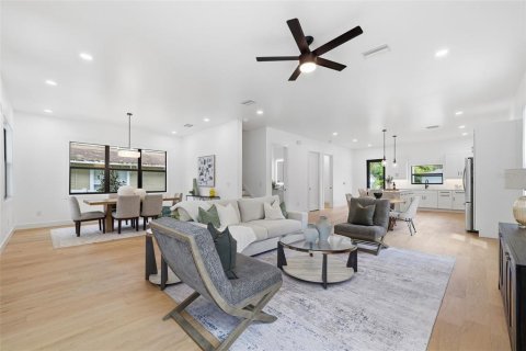 House in Tampa, Florida 5 bedrooms, 246.1 sq.m. № 2395873 - photo 6
