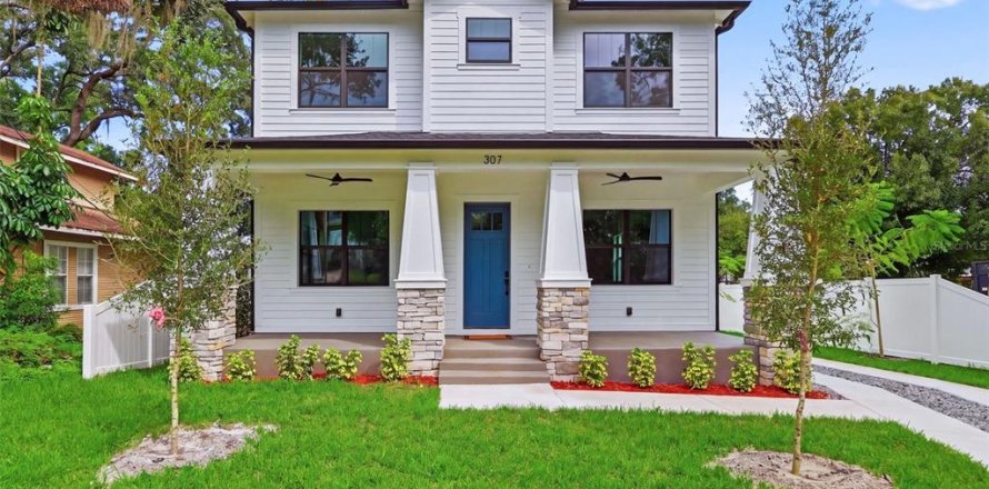 House in Tampa, Florida 5 bedrooms, 246.1 sq.m. № 2395873