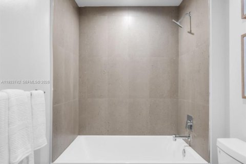 Купить кондоминиум в Майами, Флорида 2 спальни, 76.64м2, № 2089037 - фото 14