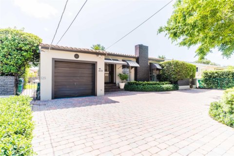 Casa en alquiler en Miami, Florida, 3 dormitorios, 150.04 m2 № 2063193 - foto 24