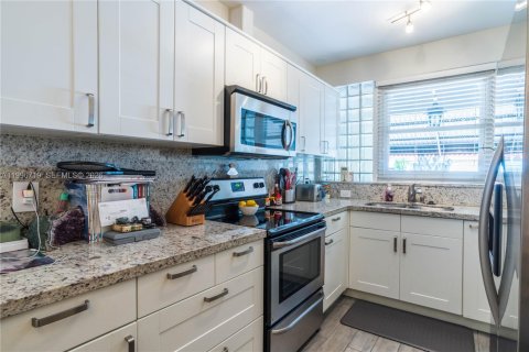 Casa en alquiler en Miami, Florida, 3 dormitorios, 150.04 m2 № 2063193 - foto 12