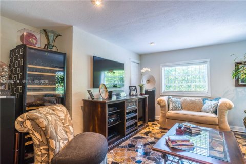 Casa en alquiler en Miami, Florida, 3 dormitorios, 150.04 m2 № 2063193 - foto 14