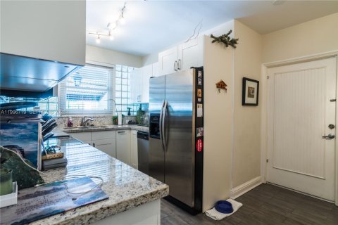 Casa en alquiler en Miami, Florida, 3 dormitorios, 150.04 m2 № 2063193 - foto 11