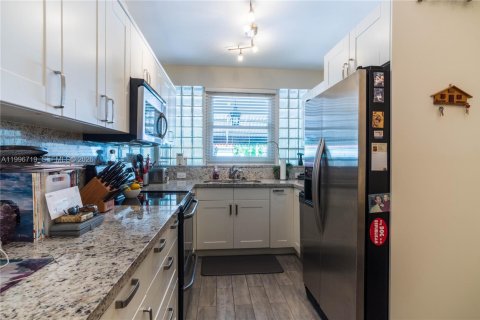 Casa en alquiler en Miami, Florida, 3 dormitorios, 150.04 m2 № 2063193 - foto 3