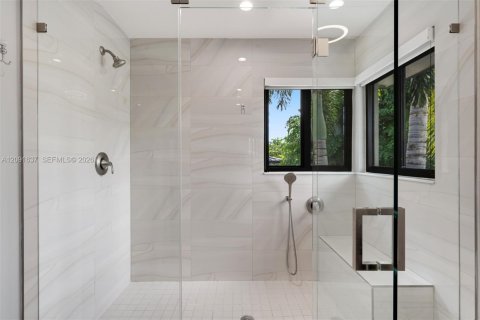 Casa en venta en Miami, Florida, 5 dormitorios, 296.17 m2 № 2378723 - foto 26