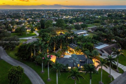 Casa en venta en Miami, Florida, 5 dormitorios, 296.17 m2 № 2378723 - foto 2