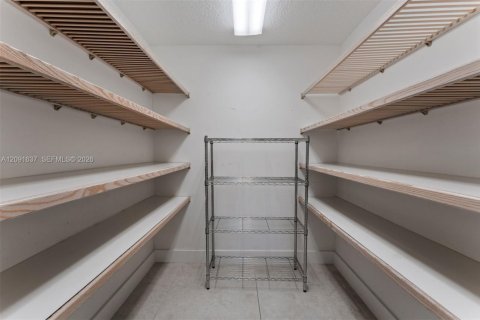 Casa en venta en Miami, Florida, 5 dormitorios, 296.17 m2 № 2378723 - foto 11