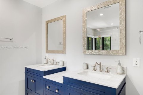Casa en venta en Miami, Florida, 5 dormitorios, 296.17 m2 № 2378723 - foto 25