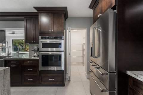 Casa en venta en Miami, Florida, 5 dormitorios, 296.17 m2 № 2378723 - foto 10