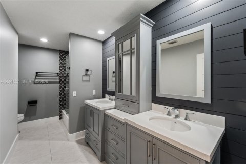 Casa en venta en Miami, Florida, 5 dormitorios, 296.17 m2 № 2378723 - foto 30