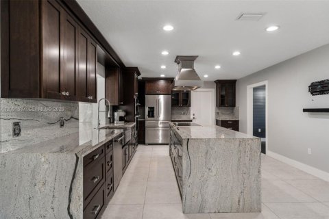 Casa en venta en Miami, Florida, 5 dormitorios, 296.17 m2 № 2378723 - foto 13