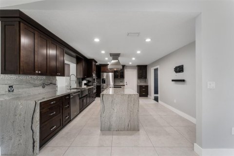 Casa en venta en Miami, Florida, 5 dormitorios, 296.17 m2 № 2378723 - foto 14