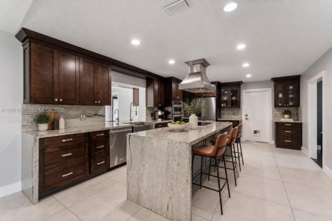 Casa en venta en Miami, Florida, 5 dormitorios, 296.17 m2 № 2378723 - foto 12