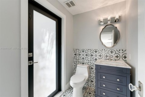 Casa en venta en Miami, Florida, 5 dormitorios, 296.17 m2 № 2378723 - foto 19