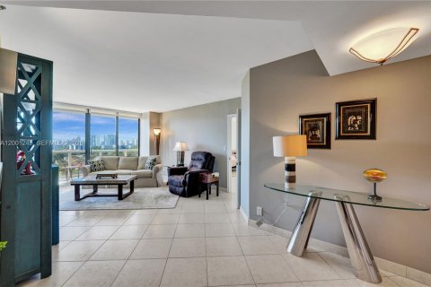 Condo in Aventura, Florida, 2 bedrooms № 2065611 - photo 12