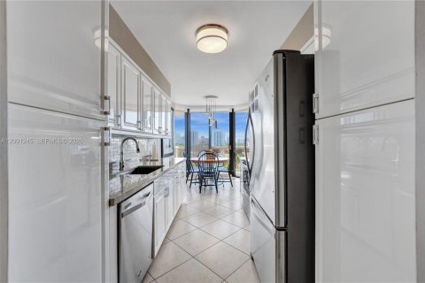 Condo in Aventura, Florida, 2 bedrooms № 2065611 - photo 18