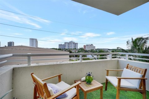 Condominio en alquiler en Aventura, Florida, 2 dormitorios, 99.78 m2 № 2026057 - foto 2