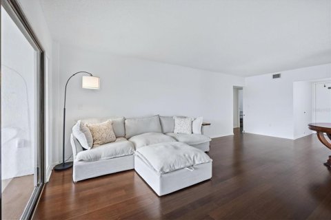 Condo in Sarasota, Florida, 2 bedrooms  № 2403565 - photo 9