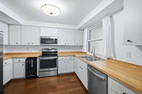 Condo in Sarasota, Florida, 2 bedrooms  № 2403565 - photo 16