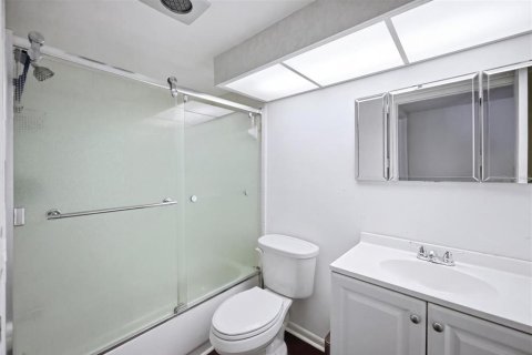 Condo in Sarasota, Florida, 2 bedrooms  № 2403565 - photo 19