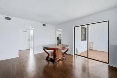 Condo in Sarasota, Florida, 2 bedrooms  № 2403565 - photo 12