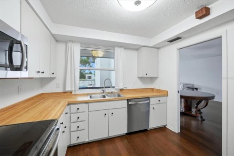 Condo in Sarasota, Florida, 2 bedrooms  № 2403565 - photo 15