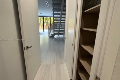 Townhouse in Miami, Florida 4 bedrooms, 222.97 sq.m. № 2044186 - photo 20