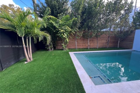 Townhouse in Miami, Florida 4 bedrooms, 222.97 sq.m. № 2044186