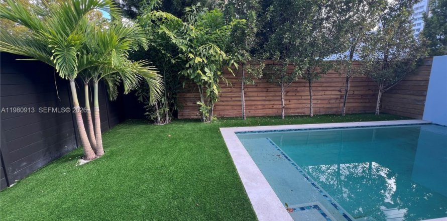 Townhouse in Miami, Florida 4 bedrooms, 222.97 sq.m. № 2044186