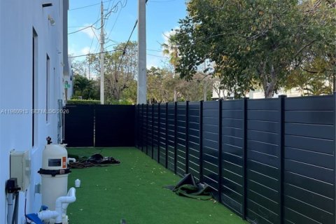 Townhouse in Miami, Florida 4 bedrooms, 222.97 sq.m. № 2044186 - photo 2