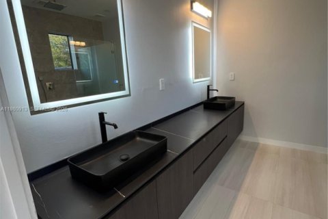 Townhouse in Miami, Florida 4 bedrooms, 222.97 sq.m. № 2044186 - photo 9