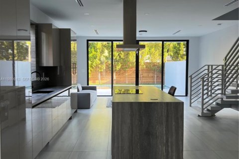 Townhouse in Miami, Florida 4 bedrooms, 222.97 sq.m. № 2044186 - photo 24