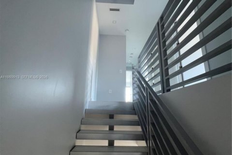 Townhouse in Miami, Florida 4 bedrooms, 222.97 sq.m. № 2044186 - photo 18