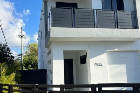 Townhouse in Miami, Florida 4 bedrooms, 222.97 sq.m. № 2044186 - photo 27