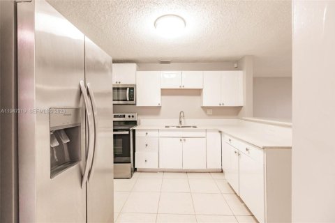 Купить виллу или дом в Помпано-Бич, Флорида 4 комнаты, 82.96м2, № 2006541 - фото 9