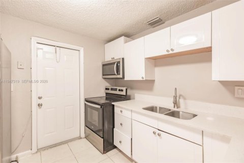 Купить виллу или дом в Помпано-Бич, Флорида 4 комнаты, 82.96м2, № 2006541 - фото 10