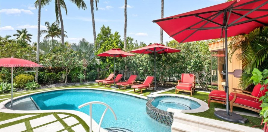 House in Fort Lauderdale, Florida 4 bedrooms, 272.48 sq.m. № 2068894