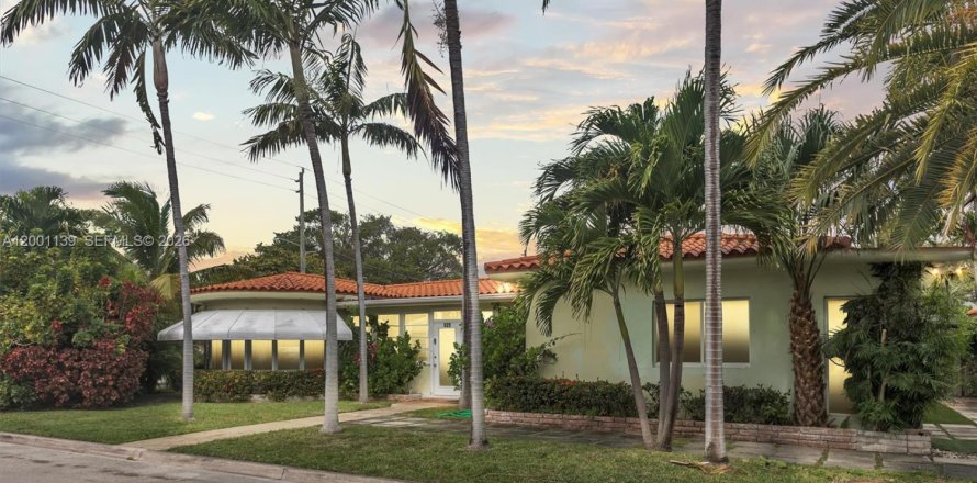 Casa en Surfside, Florida 3 dormitorios, 220.74 m2 № 2065354