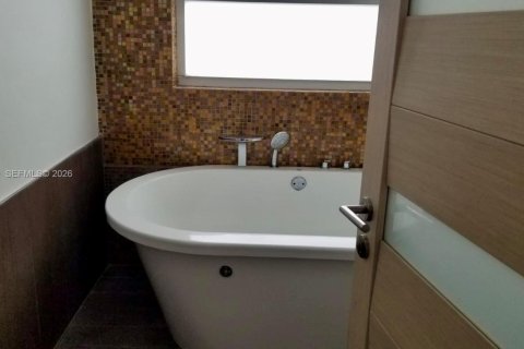 Casa en alquiler en Surfside, Florida, 3 dormitorios, 220.74 m2 № 2065354 - foto 28