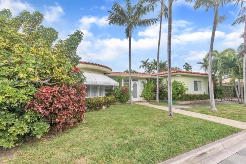 Casa en alquiler en Surfside, Florida, 3 dormitorios, 220.74 m2 № 2065354 - foto 2