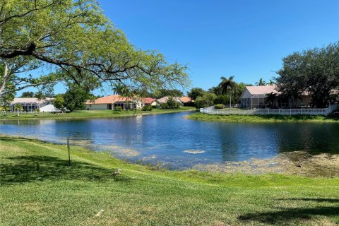 Copropriété à louer à Pembroke Pines, Floride: 2 chambres, 94.39 m2 № 2083572 - photo 3