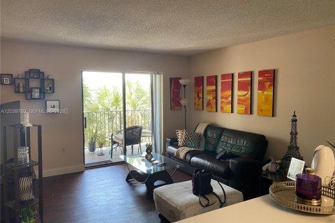 Copropriété à louer à Pembroke Pines, Floride: 2 chambres, 94.39 m2 № 2083572 - photo 4