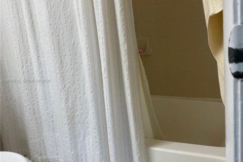 Copropriété à louer à Pembroke Pines, Floride: 2 chambres, 94.39 m2 № 2083572 - photo 12
