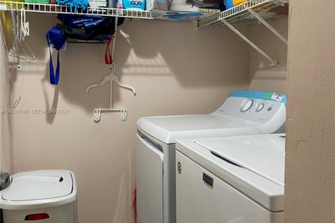 Copropriété à louer à Pembroke Pines, Floride: 2 chambres, 94.39 m2 № 2083572 - photo 18