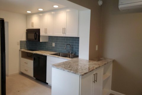 House in Jensen Beach, Florida 2 bedrooms, 104.24 sq.m. № 2250527 - photo 15